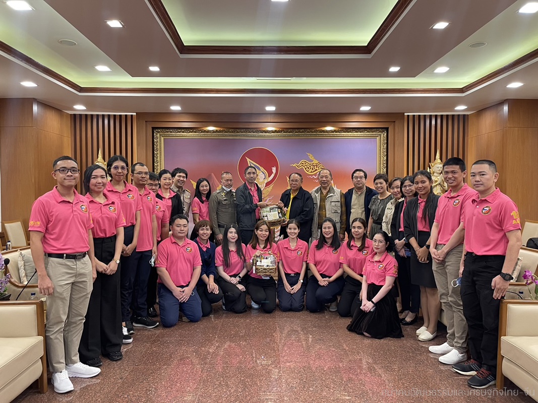 ผู้แทนข้าราชการทุนภาษาจีน รุ่นที่ 18 และชมรมนักเรียนทุนข้าราชการศิษย์เก่ามหาวิทยาลัยหัวเฉียว สาธารณรัฐประชาชนจีน เข้าเยี่ยมคารวะและอวยพรสวัสดีปีใหม่